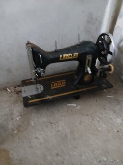 Staré rádia, šicí stroj, hodiny a celo postele - 2