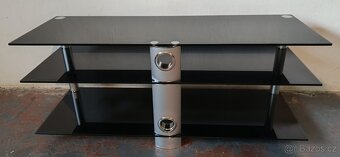 Moderní TV stolek, černé sklo a stříbrné nohy. - 2