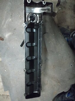 W124 300D víko motoru - 2