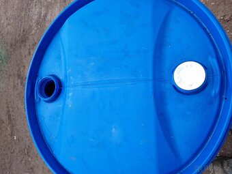 PRODÁM PLASTOVÉ SUDY NA 220L, DVA VSTUPY - 2