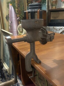 Starý litinový mlýnek na obilí / šrotovník - 2