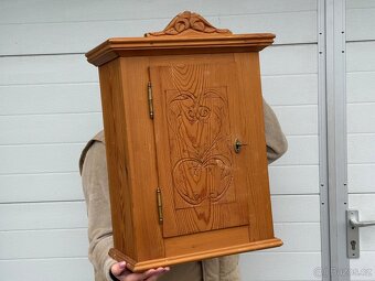 Velká dřevěná zdobená lékárnička masivní dřevo - 2