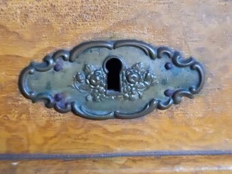 Starožitná komoda - 2