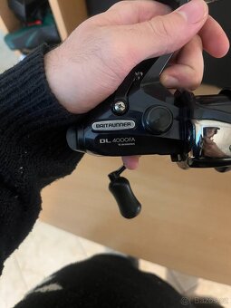 Shimano Baitrunner DL4000FA – rybářský naviják - 2