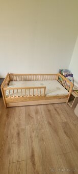 Dětská postel s matrací 140×70 – masiv, jako nová - 2