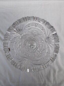 Prodám broušenou, křištálovou vázu viz foto. Výška 30 cm. - 2
