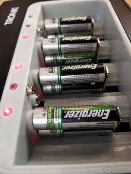 TRONIC - NABÍJEČKA TUŽKOVÝCH + 9 V BATERIÍ. - 2