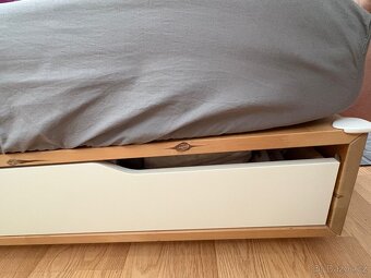 Rám postele s úložnými zásuvkami a matrací IKEA MANDAL - 2