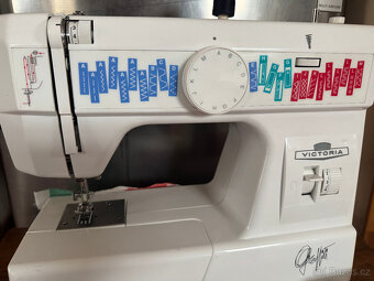 Šicí stroj Victoria Graffiti - pěkný - 2