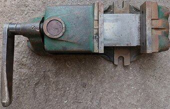 Strojní svěrák s klikou - šířka čelistí 100mm .Dobrý stav - 2