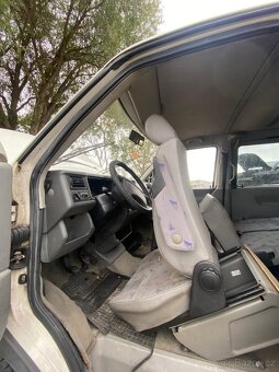 Utopená Volkswagenu caravella na díly - 2