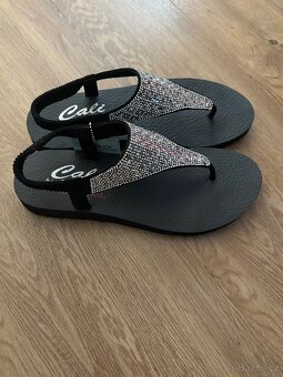 Dámská obuv značky Skechers - 2
