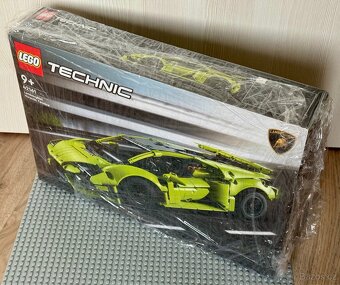 LEGO Technic 42161 - Lamborghini Huracán - 2