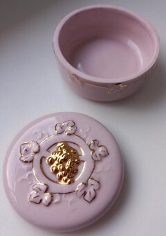 Růžový porcelán, kulatá dozička, ruční malba zlatem - 2
