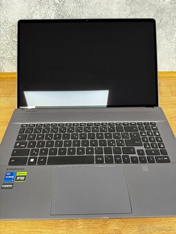 MSI Creator z17 hx studio, i7-13700HX, RTX 4060, 32GB RAM - 2