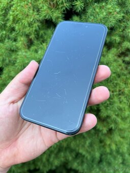 iPhone 15 256Gb…poškrábaný displej - 2