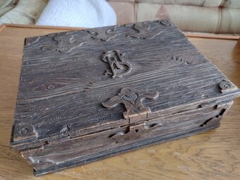 Starožitná vyřezávaná skříňka, šperkovnice - 2