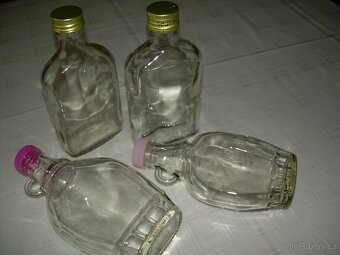 láhve 0,5l a 1lt s uzávěrem, plucky (placatky) 0,2l - 2