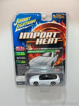 Modely 1:64 Johnny Lightning - 2