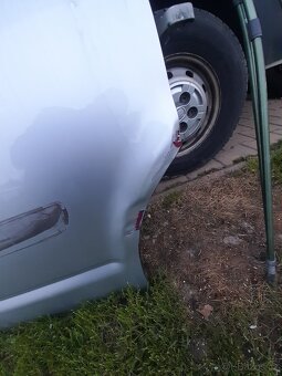 PRODÁM PRAVÉ PŘEDNÍ DVEŘE NA VW T5 - 2