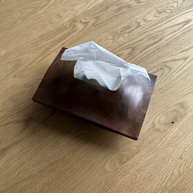 Designový dřevěný (ořech) box na kapesníky - 2