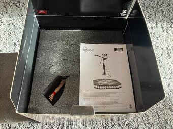 Sběratelská socha Queen Freddie Mercury Rock Iconz® - 2