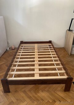 Dřevěná postel s matrací a roštem 120x200 cm - 2
