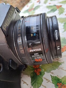 Fotoaparát PENTAX s bleskem a UV filtrem - 2