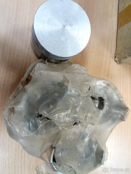 Nové písty Tatra 603 / závodní Škoda - 2