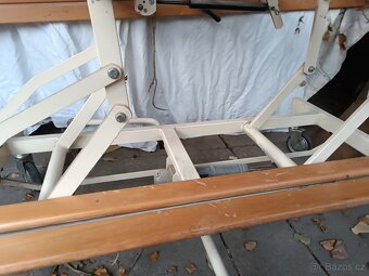 Polohovací lůžko, postel. - 2