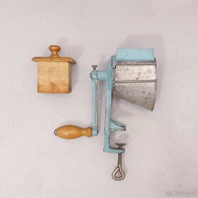Starý ruční mlýnek FILAKOVO na strouhanku a ořechy - 2
