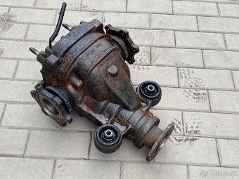 Zadní diferenciál / krytky hagusů Nissan Pathfinder R51 díly - 2