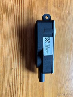 Motor předních žaluzií u chladiče Tesla Model 3 - 2