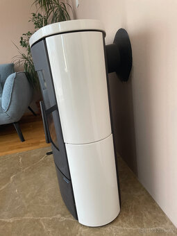 Moderní krbová kamna s bílými kachlemi - téměř nová - 2