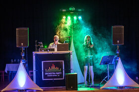 Dj a zpěvačka - hudební skupina - 2