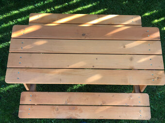 Dětský dřevěný zahradní stůl s lavičkami - 2