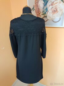 Elastické šaty s krajkovou vsadkou. - 2