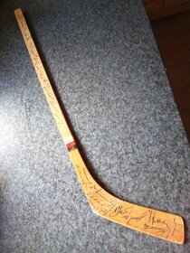 pamětní hokejka MS v hokeji 1971 s podpisy - 2