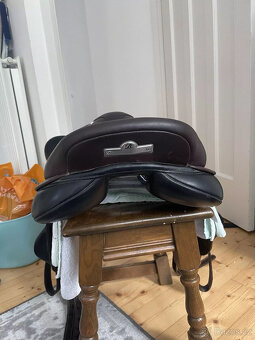 Monoflapové skokové sedlo Bates Advanta 16,5" hnědé - 2