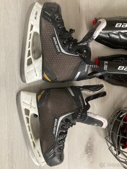 Dětský hokejový set Bauer holeně, brusle, štulpny - 2