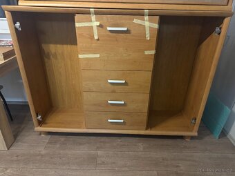 Větší komoda s úložným prostorem - 2