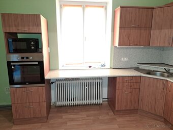 Kompletní rohová kuchyňská linka se spotřebiči – TOP stav - 2