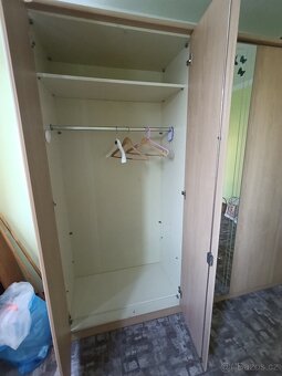 Trojdílná šatní skříň - 2