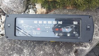 Přístrojová deska, palubní deska, tachometr na Škoda 105. - 2