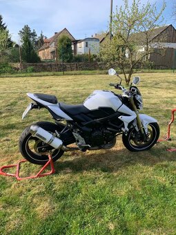 Suzuki GSR 750 - 2
