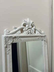 Bílé zrcadlo s ozdobním rámem - 2