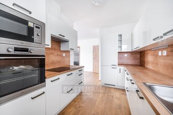 Pronájem bytu 3+kk (88 m²) s parkovacím stáním a sklepem – T - 2