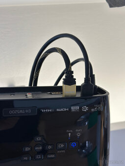 Projektor EPSON EH-TW5200 +stropní držák + 3D brýle - 2