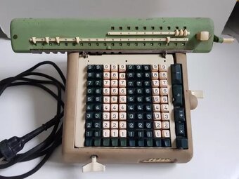Elektromechanickou kalkulačku - 2