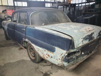 Mercedes W110 200 D, motor v chodu, z 90% kompletní - 2